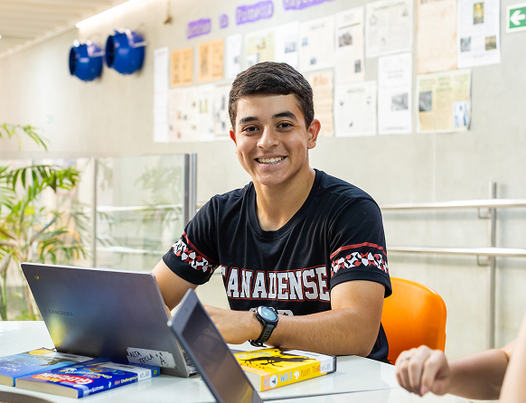Aluno com notebook em sala Canadian Global School Brasília